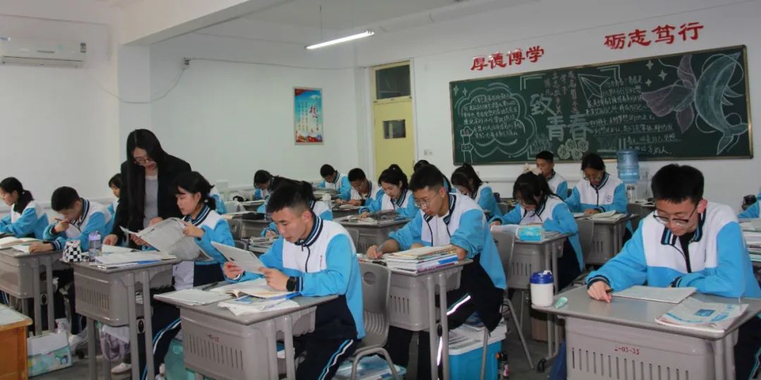 聊城三中青海班的学生在上语文课.李翠摄