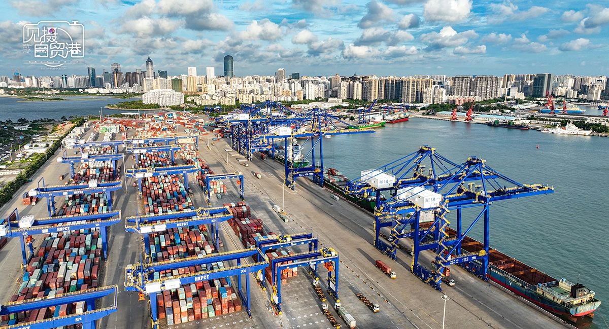 资料图:海口港集装箱码头一派繁忙.海南日报记者 陈元才 摄