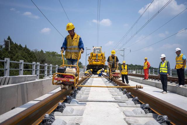 铺轨现场 成兰铁路公司供图