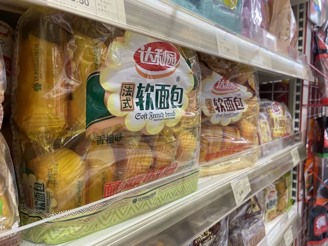 超市货架上的达利园软面包，贺梦璐摄