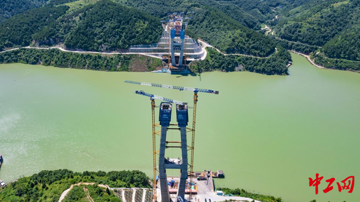 7月7日,湖北十堰,西十高铁汉江特大桥建设正忙.