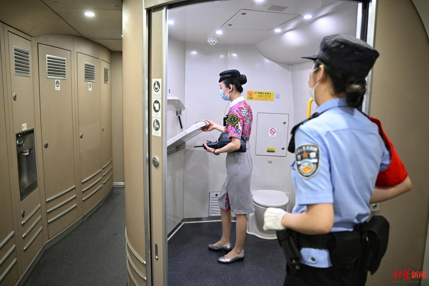 ▲列车长刘玉蛟和乘警一起巡车，检查车内设施是否正常使用