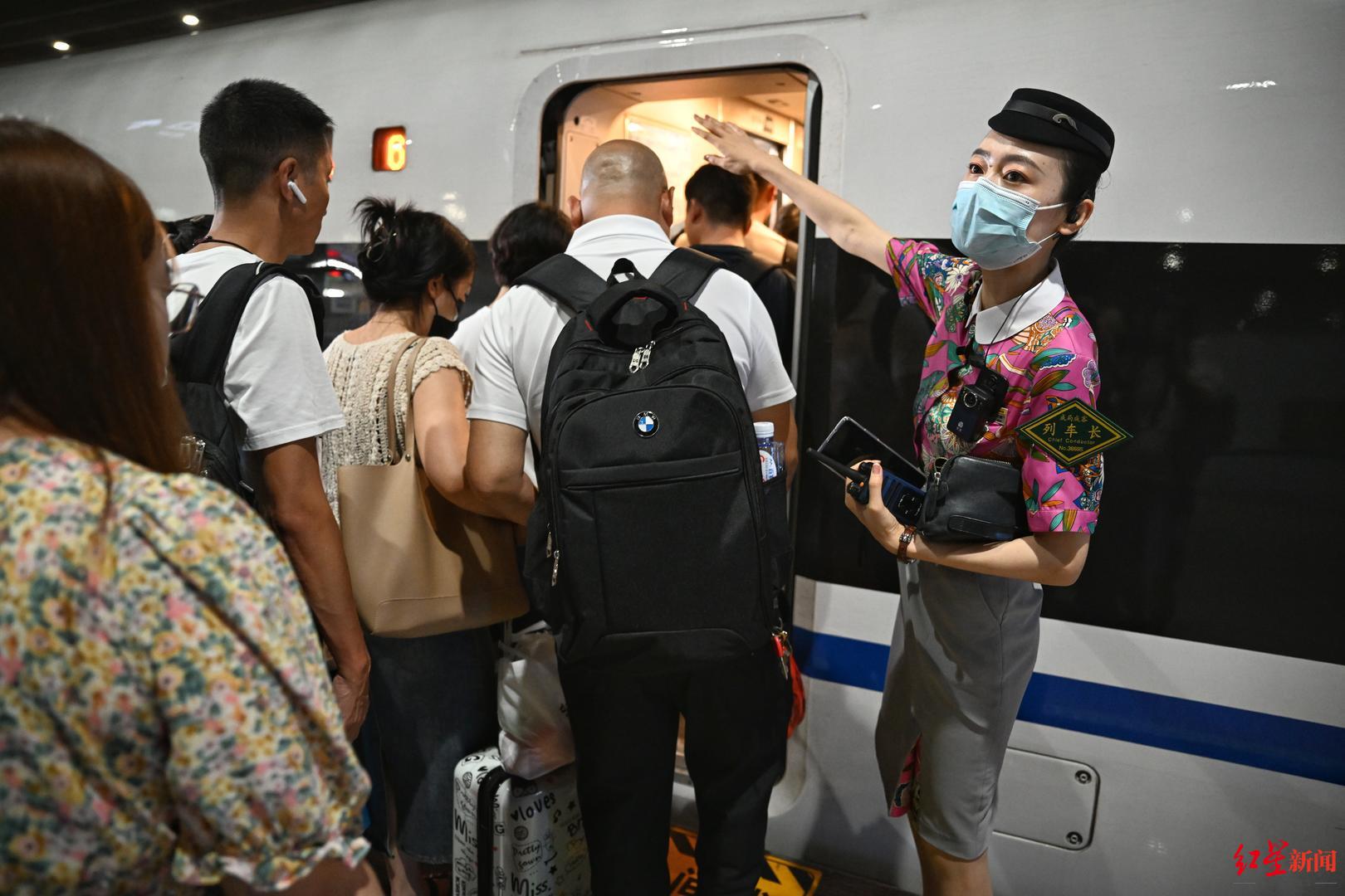 ▲2023年7月4日，蓉港高铁香港至成都列车，深圳上车的旅客较多，列车长刘玉蛟寻正在引导旅客有序上车。