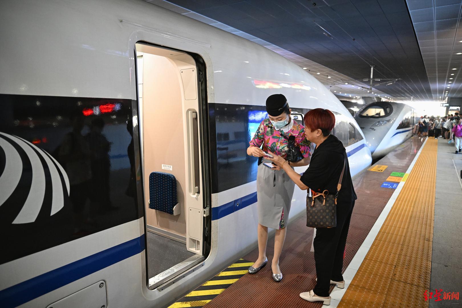 ▲途中上车的旅客正在向列车长刘玉蛟寻求帮助