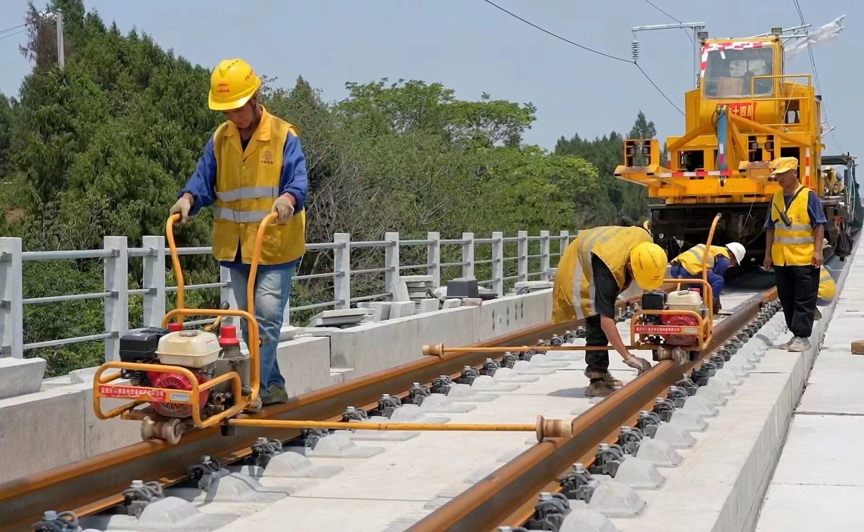 "成兰铁路公司成宜指挥部指挥长张宗伟说,为了减少