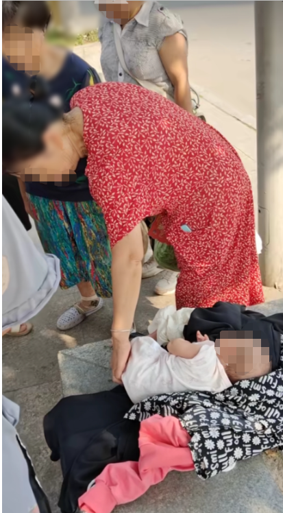 ↑女婴被扔在街头 视频截图