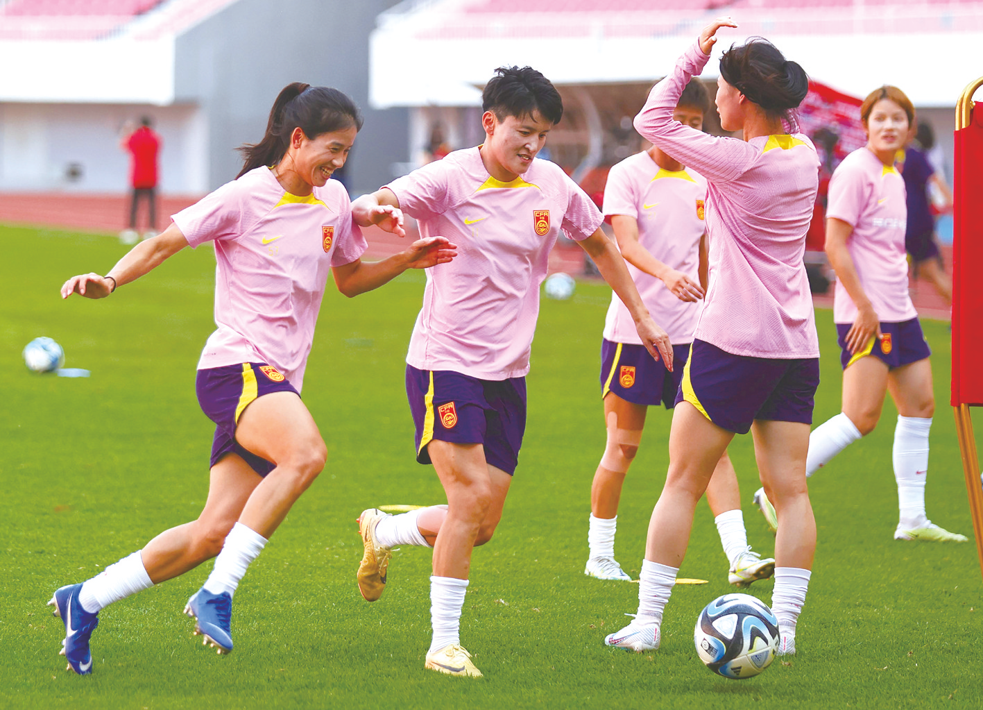 &nbsp;&nbsp;&nbsp;&nbsp;▲7月5日,中国女足队员王珊珊(左二)与队友
