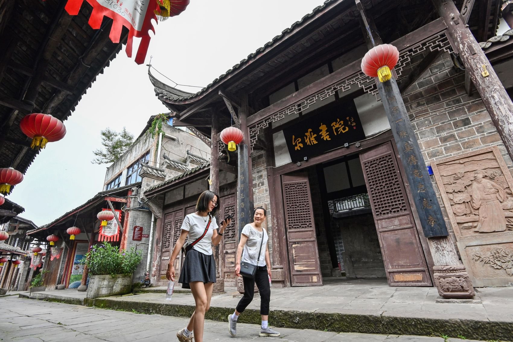 6月28日,游客游览荣昌区路孔古镇(现万灵镇).重庆日报记者 龙帆 摄