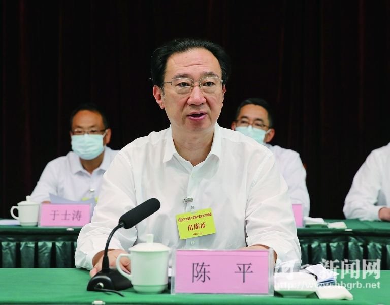 陈平主持会议并讲话会议现场 记者郑荣玺 杨磊涛摄河工新闻网讯(记者