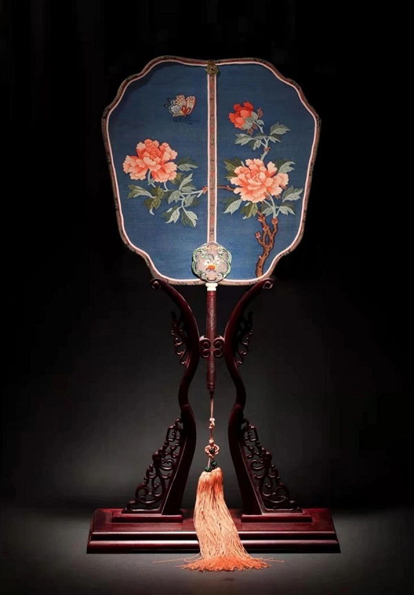 图说:盛春 绢宫扇 《花戏蝶》