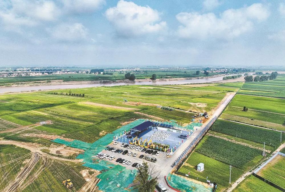 7月8日,唐白河(唐河)航运开发工程双沟航运枢纽举行开工仪式.