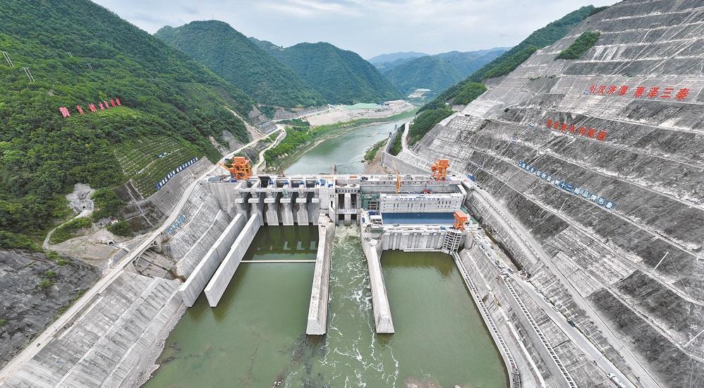 7月9日11时许,引汉济渭黄金峡水利枢纽顺利下闸蓄水,为引汉济渭工程