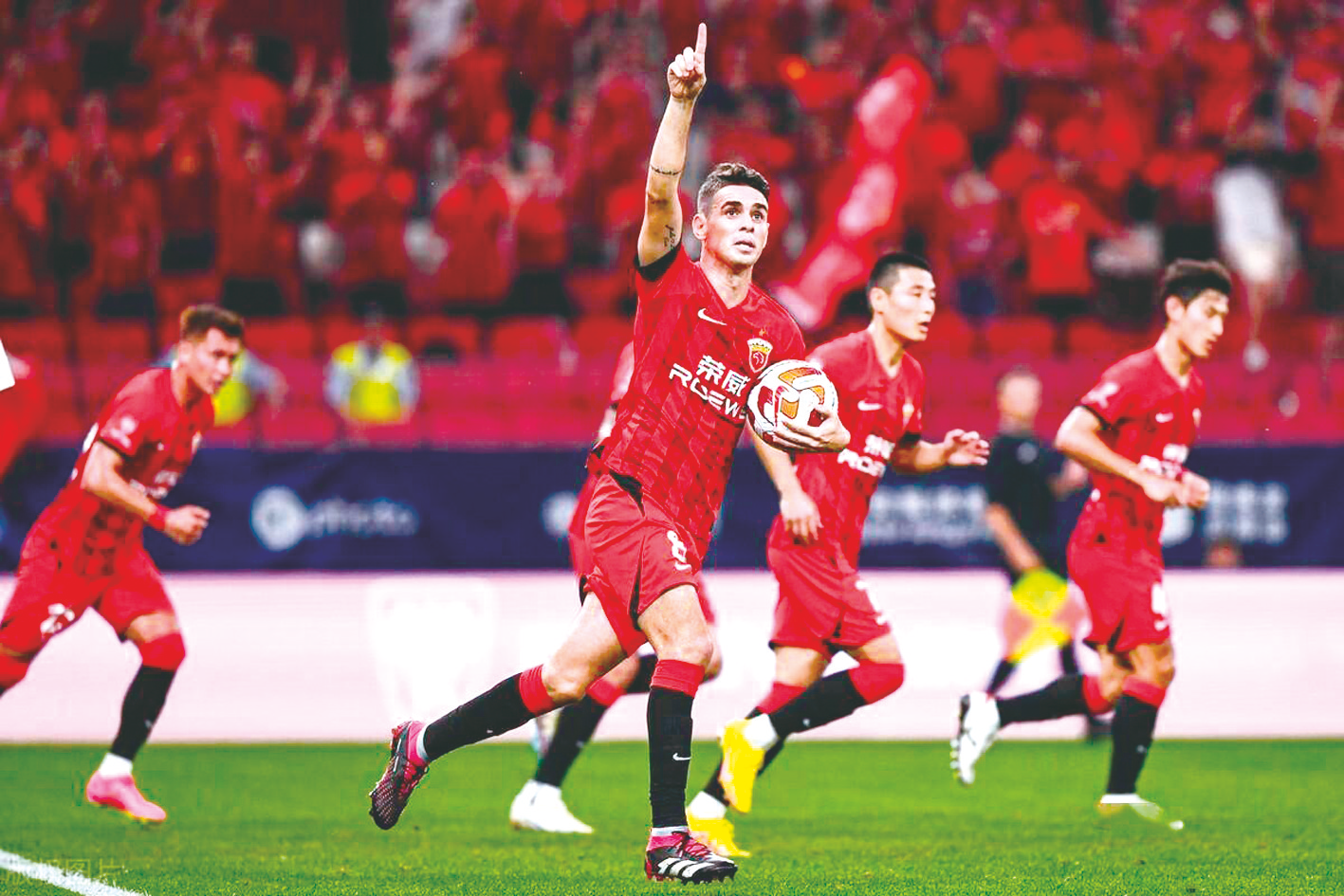 &nbsp;&nbsp;&nbsp;&nbsp;上海海港队球员奥斯卡(中)在比赛中庆祝进球