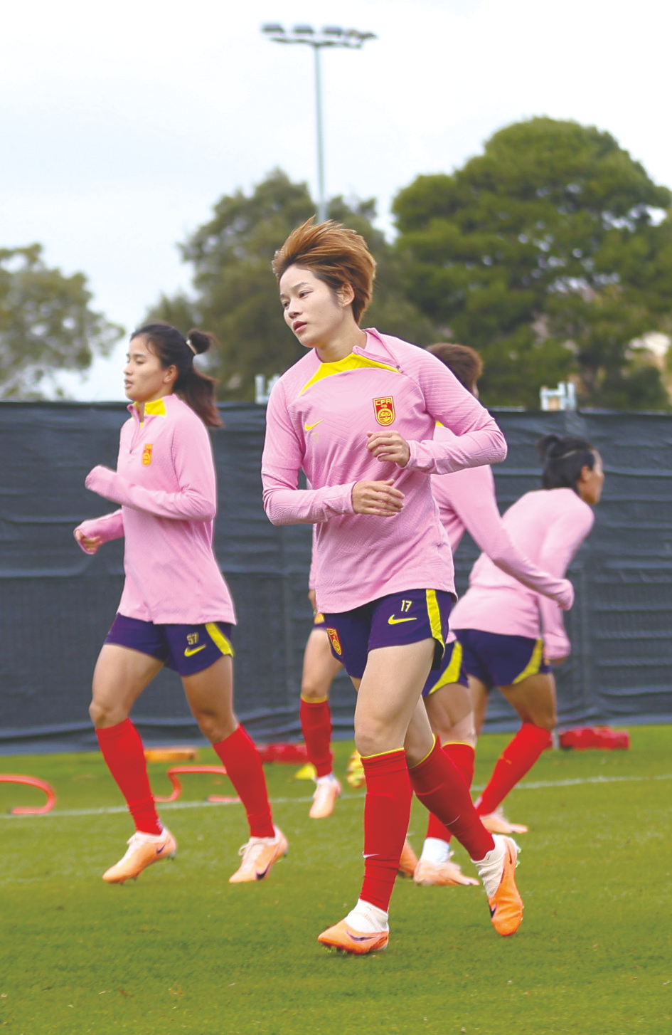     7月9日,中国女足队员张馨在训练中