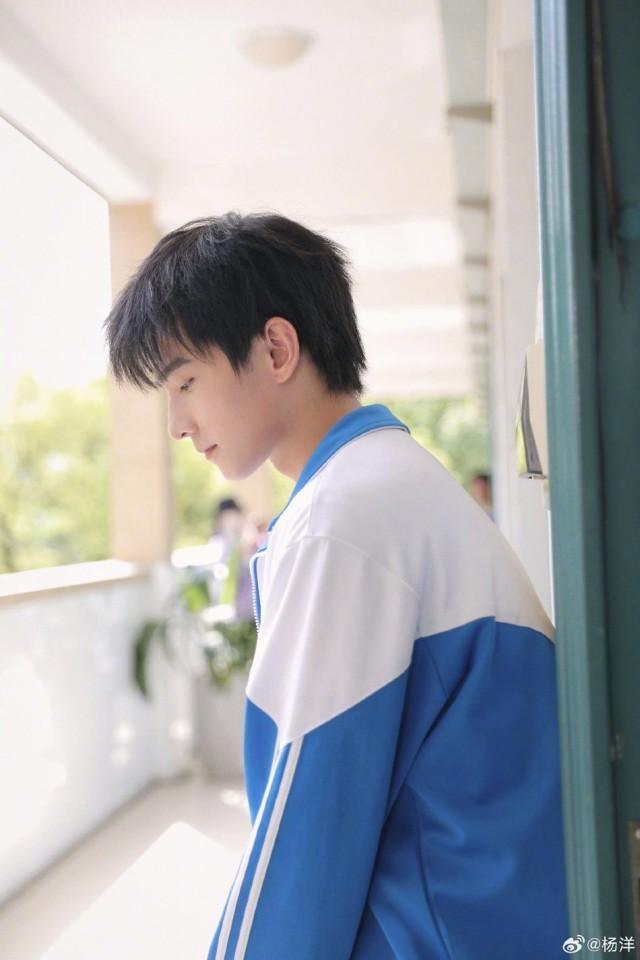 杨洋分享我的人间烟火片场照校服战损妆少年破碎感