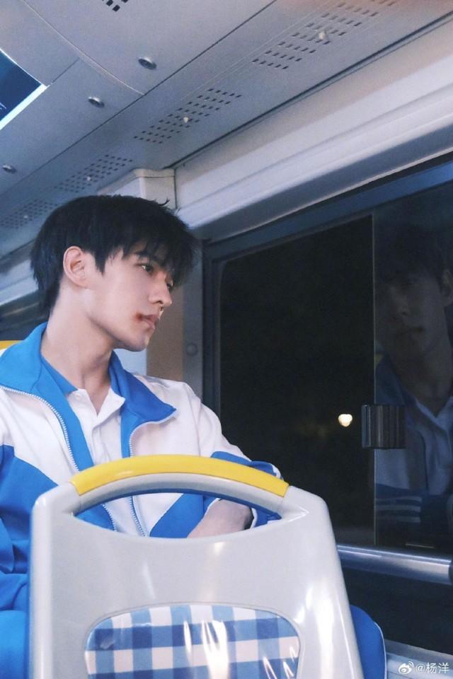 杨洋分享我的人间烟火片场照校服战损妆少年破碎感