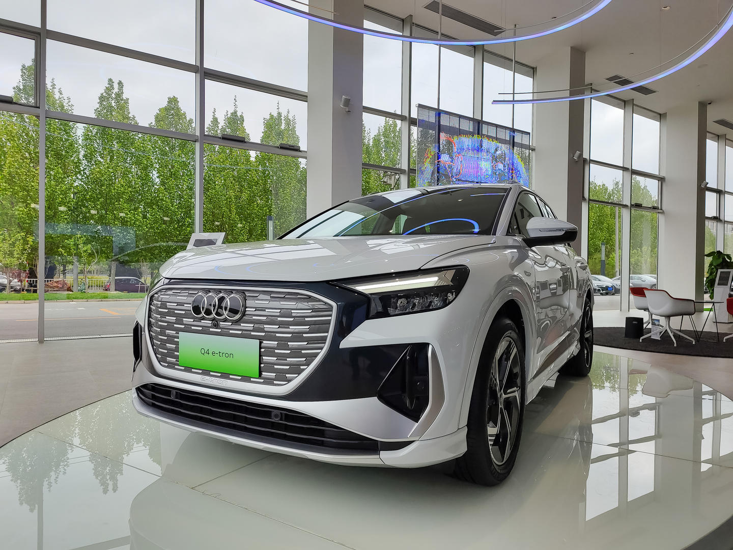 一汽奥迪4S店，2023年新款Q4-ETRON新能源电动汽车。图据视觉中国