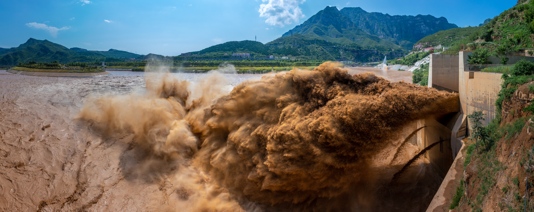 河南省济源市沁河河口村水库开闸泄洪.水利部供图