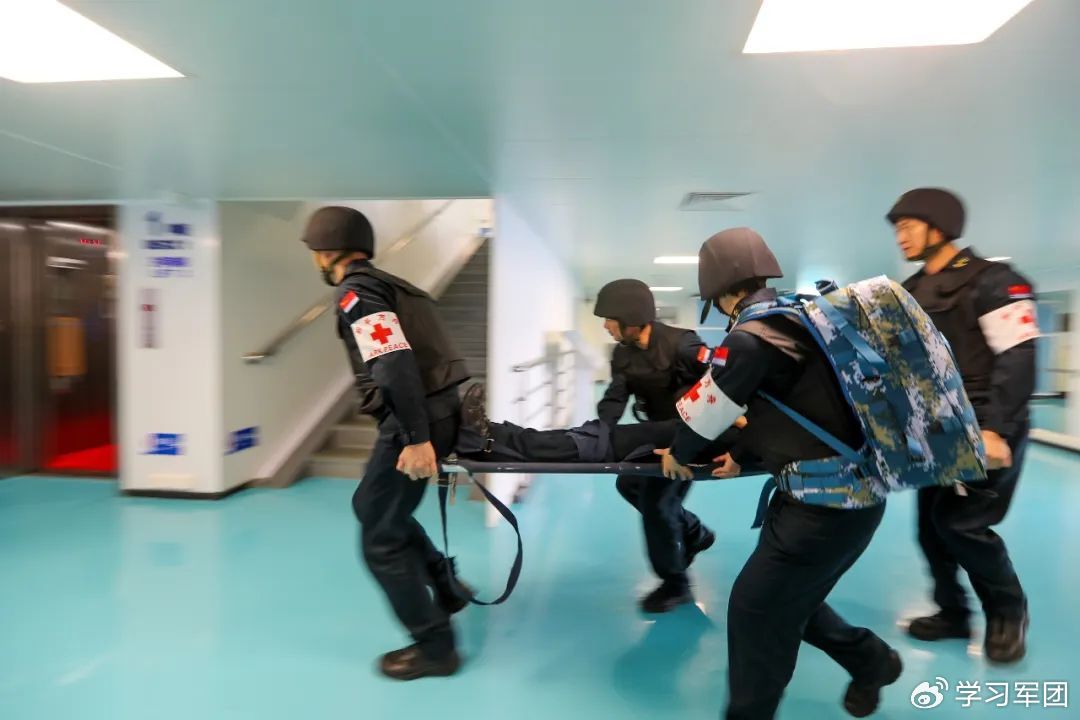 医疗救护组在转运"伤员".徐巍 摄