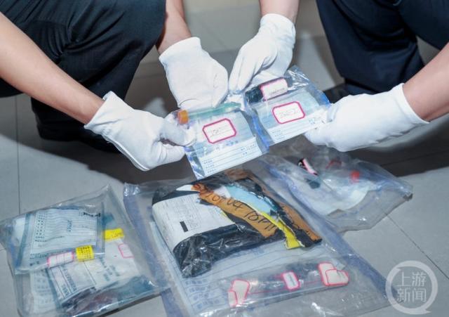 经鉴定,内含毒品苯丙胺成分,毒品赛洛新成分与毒品麦角二乙胺成分等.