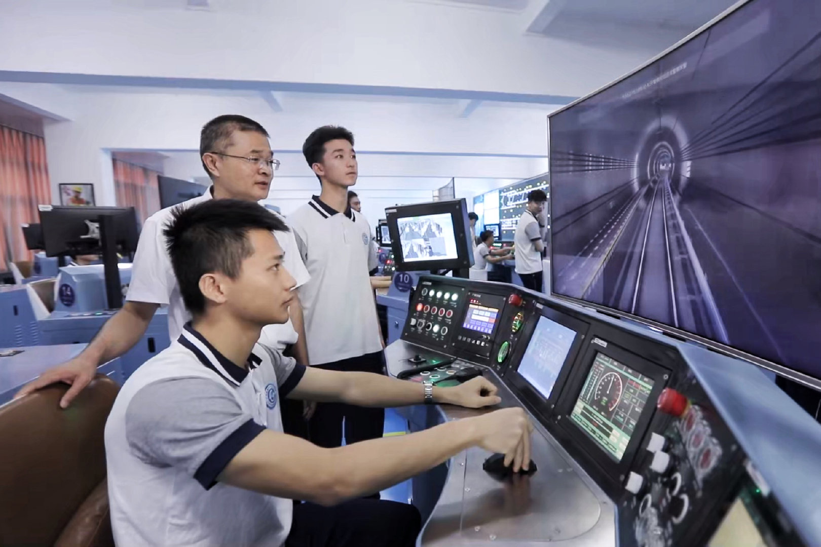 广州铁路职业技术学院学生在轨道交通虚拟仿真基地实训.(学校供图)