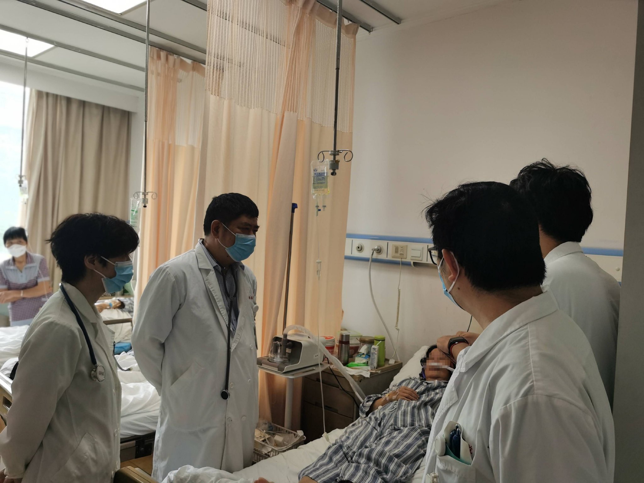 上海市同济医院呼吸与危重症医学科专家团队看望患者.受访医生 供图