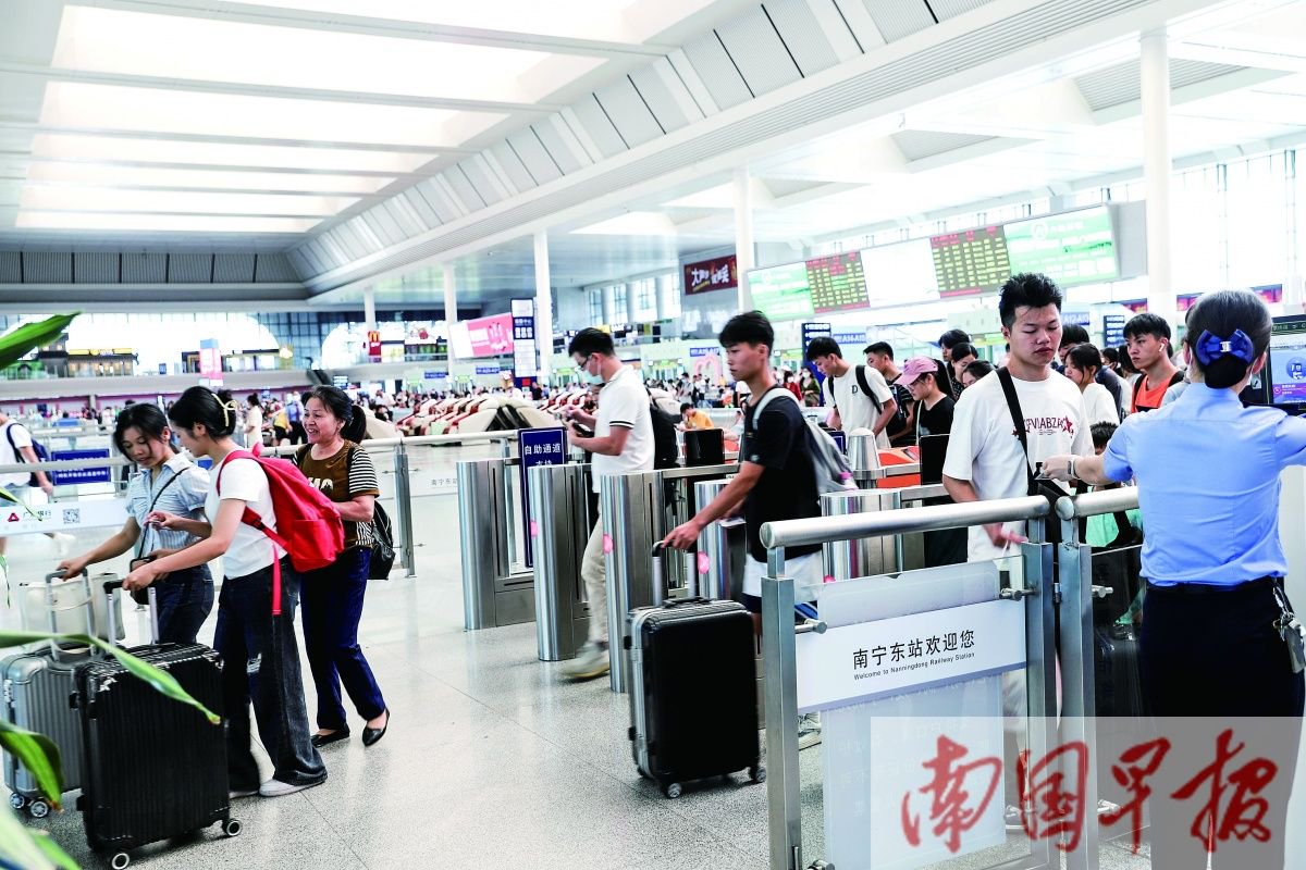 在南宁东站,旅客们排队进站.记者 游拥军 摄