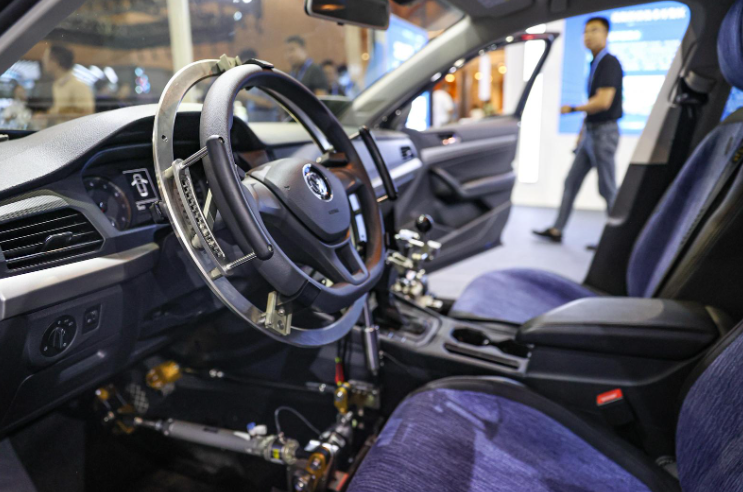 新松自动驾驶机器人.