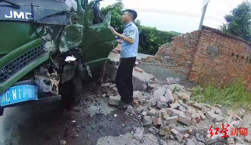 ▲民警查看驾驶室内情况