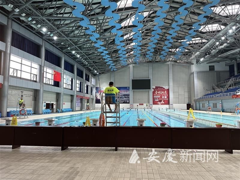 按水面面积配备救生员 市民完成考核去深水区你常去的游泳馆安全吗？_新浪财经_新浪网
