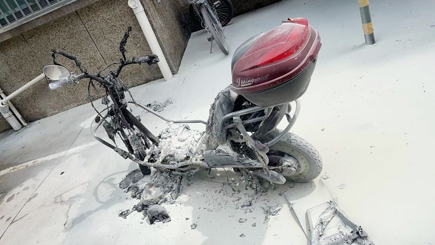 起火烧毁的电动车. 赵磊 摄