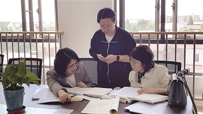江苏省白蒲高级中学学科组教师在备课.学校供图