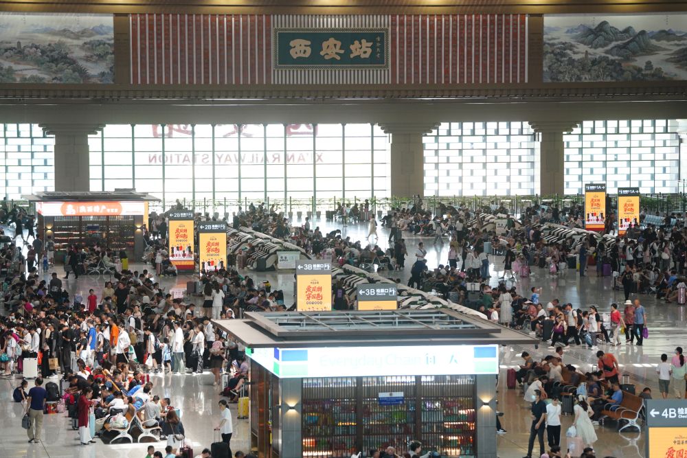 7月11日，旅客在西安站候车大厅候车。 （中国铁路西安局集团公司供图）