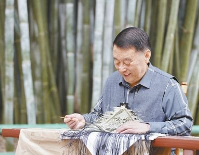 四川省青神县竹编大师陈云华——巧手弄竹 丝缕成画|四川省_新浪财经