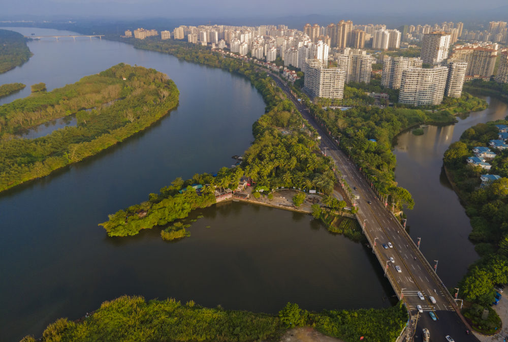 车辆行驶在海南省琼海市嘉积镇万泉河畔新城区沿河路上(2022年3月25