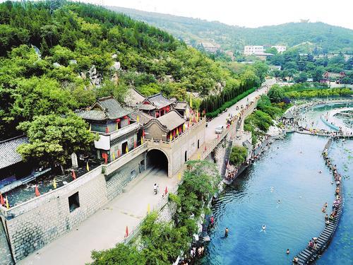 近日,游客在黑龙洞水域游玩戏水. 峰峰矿区融媒体中心供图