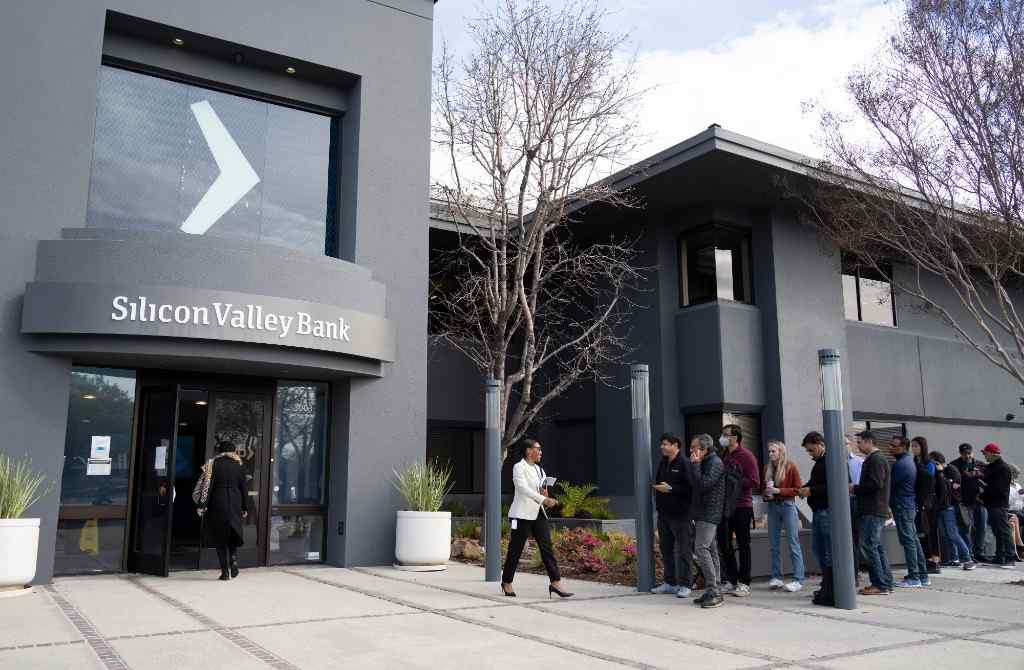 3月13日，客户在好意思国加利福尼亚州圣克拉拉市硅谷银行总部外列队等候办理业务。新华社发（李开国摄）