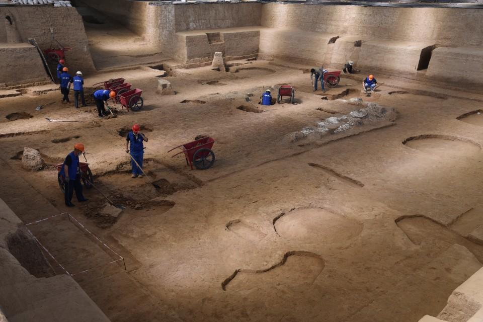 大墓墓室发掘场景