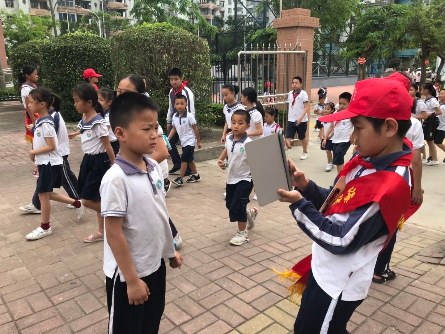 珠海市金海岸海华小学值日生用"金湾智校"平台在做值日评价.