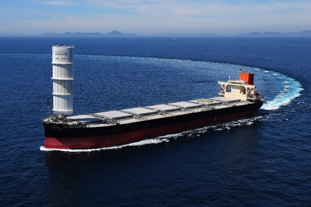  这艘配备了硬帆的风动力货船是日本航运公司mol于去年年底