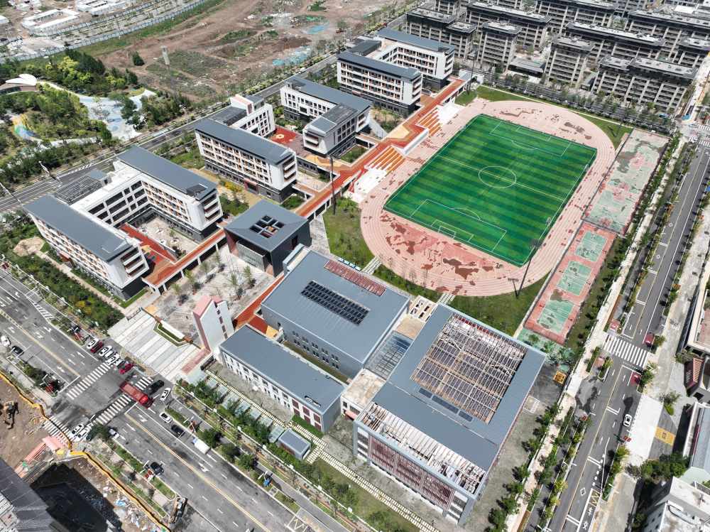 这是位于河北雄安新区启动区的北京四中雄安校区(7月4日摄,无人机照片