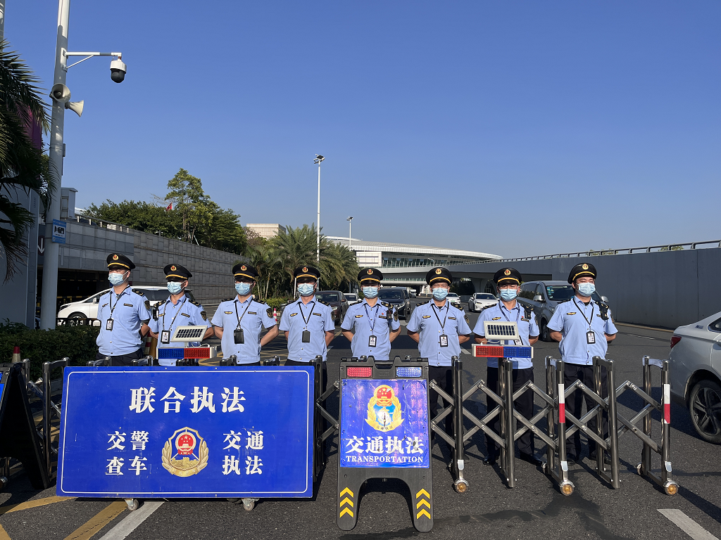 深圳市交通运输联合执法支队开展执法.深圳市交通运输局供图