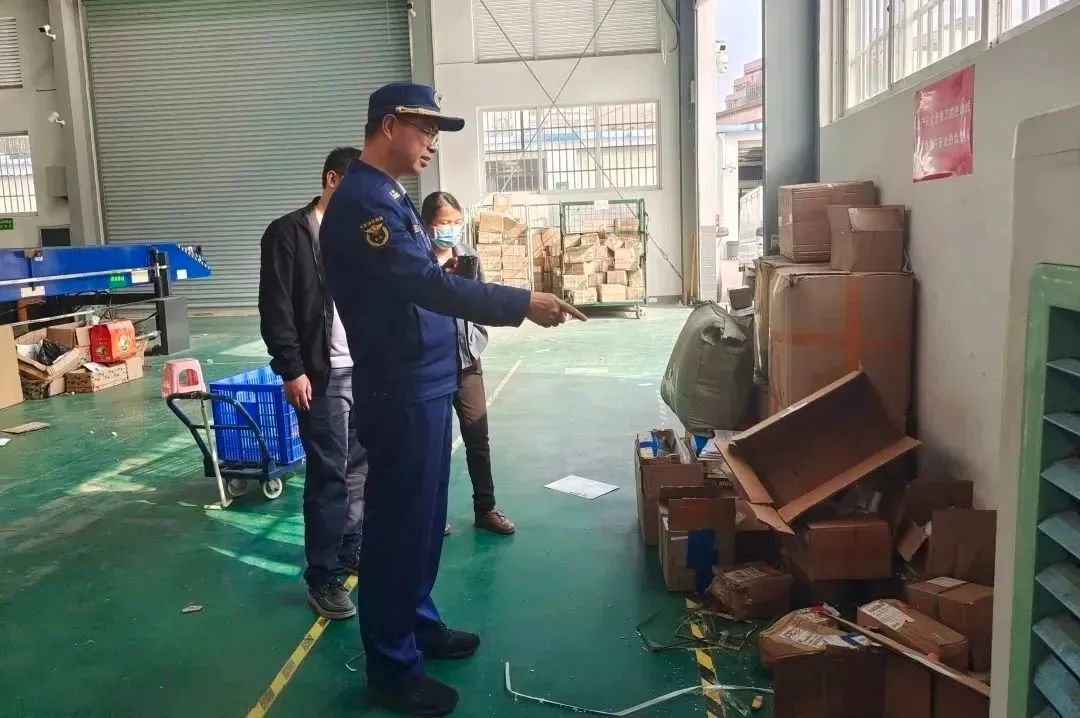 市消防救援支队深入仓储物流场所开展上门服务、安全培训、宣传教育等。（资料图片来源：梧州消防）