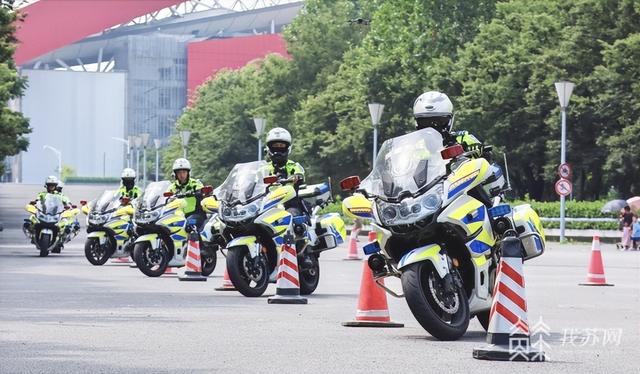 吴懿飞介绍,金陵铁骑在南京市快速内环上巡逻,而快速内环上车流量比较