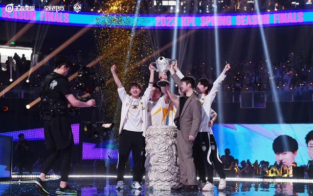 重庆狼队"老五人"捧起2023kpl春季赛冠军奖杯. 重庆狼队供图