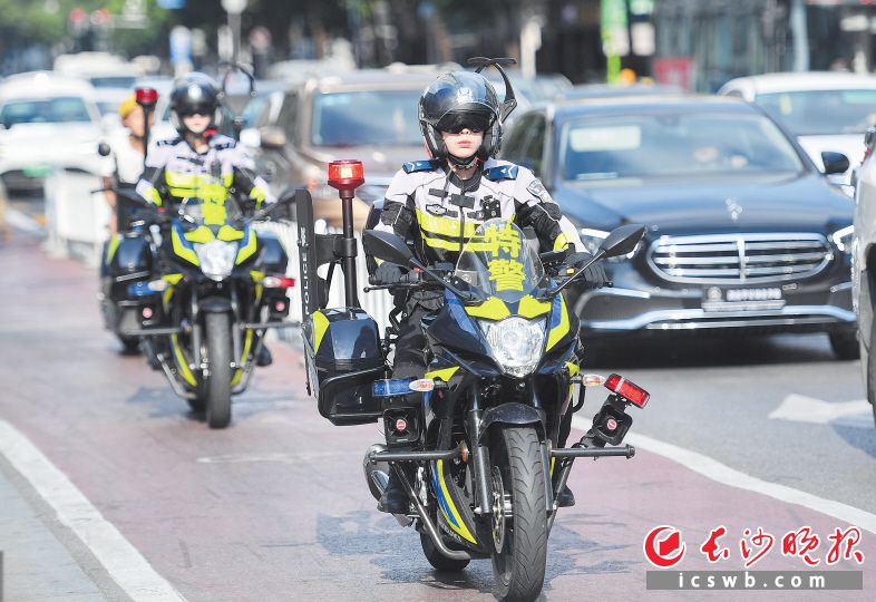 酷炫背后是汗水 长沙00后女特警铁骑队员三伏天巡逻护平安|铁骑_新浪