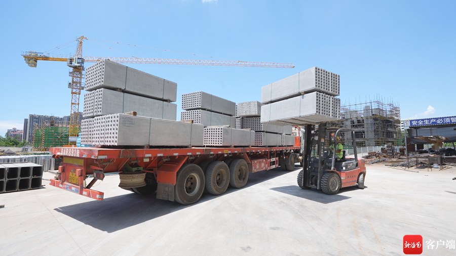 工人正在将建材卸车.记者 郑光平 摄