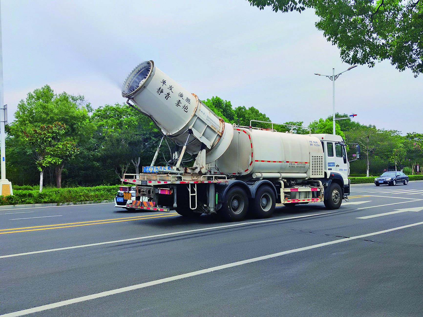 持续高温 雾炮车上街降温"洗澡"