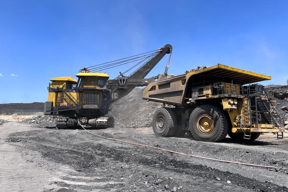 山西省朔州市中煤平朔集团东露天矿内,电铲和卡车正在进行采装作业.