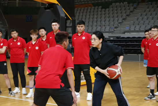 辽宁青年女篮主教练 刘月秀辽宁男篮少年队外教 fiba国际篮联认证讲师